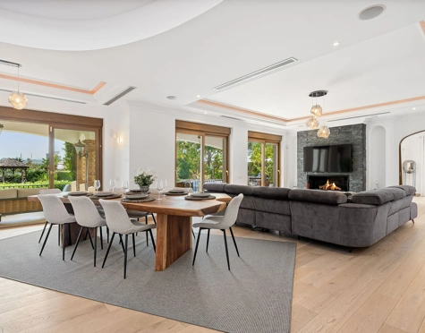 Villa for sale in El Paraiso, Estepona East