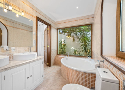 ELEGANT ANDALUSIAN-STYLE LUXURY VILLA IN EL PARAISO ALTO, ESTEPONA
