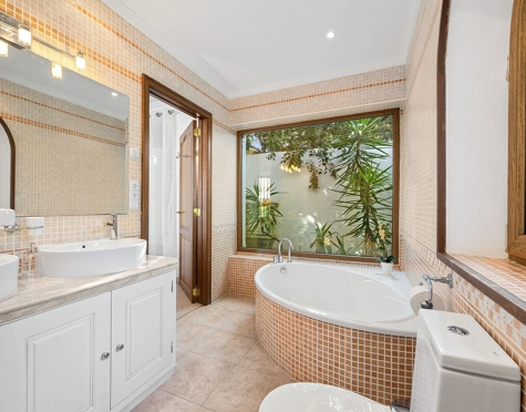 Villa for sale in El Paraiso, Estepona East