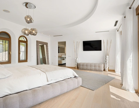 Villa for sale in El Paraiso, Estepona East