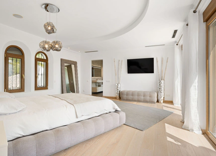 ELEGANT ANDALUSIAN-STYLE LUXURY VILLA IN EL PARAISO ALTO, ESTEPONA