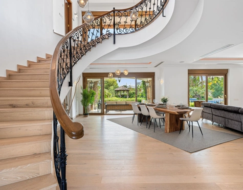 Villa for sale in El Paraiso, Estepona East