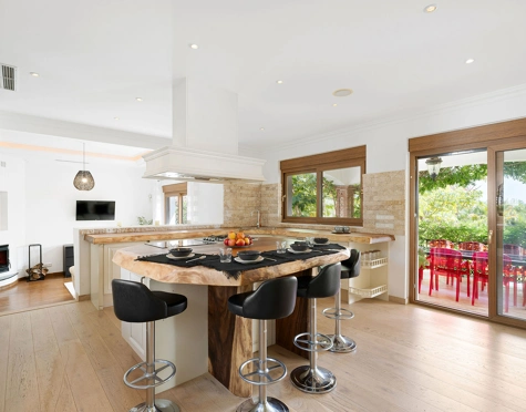 Villa for sale in El Paraiso, Estepona East