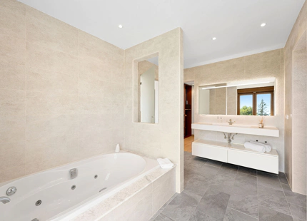 ELEGANT ANDALUSIAN-STYLE LUXURY VILLA IN EL PARAISO ALTO, ESTEPONA