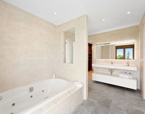 Villa for sale in El Paraiso, Estepona East