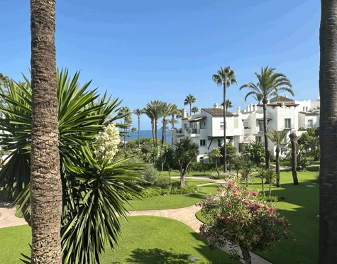 COZY LUXURY SHORT-TERM RENTAL IN ALCAZABA BEACH