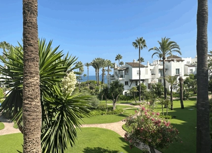 COZY LUXURY SHORT-TERM RENTAL IN ALCAZABA BEACH