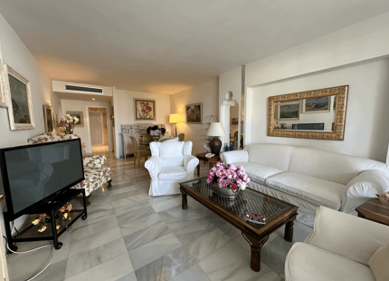 COZY LUXURY SHORT-TERM RENTAL IN ALCAZABA BEACH
