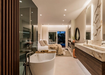 APARTAMENTO DE LUJO EN PLANTA BAJA TOTALMENTE RENOVADO CON VISTAS A JARDINES