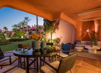 APARTAMENTO DE LUJO EN PLANTA BAJA TOTALMENTE RENOVADO CON VISTAS A JARDINES