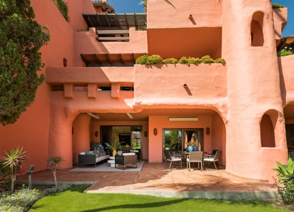 APARTAMENTO DE LUJO EN PLANTA BAJA TOTALMENTE RENOVADO CON VISTAS A JARDINES