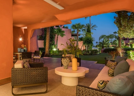 APARTAMENTO DE LUJO EN PLANTA BAJA TOTALMENTE RENOVADO CON VISTAS A JARDINES
