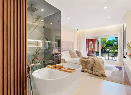 APARTAMENTO DE LUJO EN PLANTA BAJA TOTALMENTE RENOVADO CON VISTAS A JARDINES