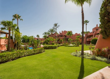 APARTAMENTO DE LUJO EN PLANTA BAJA TOTALMENTE RENOVADO CON VISTAS A JARDINES