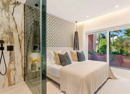 APARTAMENTO DE LUJO EN PLANTA BAJA TOTALMENTE RENOVADO CON VISTAS A JARDINES