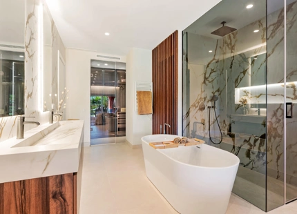 APARTAMENTO DE LUJO EN PLANTA BAJA TOTALMENTE RENOVADO CON VISTAS A JARDINES