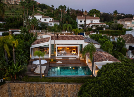 EXCEPCIONAL VILLA EN PRIMERA LÍNEA DE GOLF CON VISTAS PANORÁMICAS EN NUEVA ANDALUCÍA
