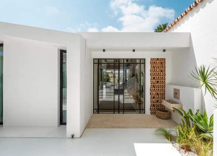 EXCEPCIONAL VILLA EN PRIMERA LÍNEA DE GOLF CON VISTAS PANORÁMICAS EN NUEVA ANDALUCÍA