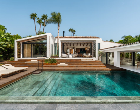STUNNING FRONT-LINE GOLF VILLA WITH PANORAMIC VIEWS IN NUEVA ANDALUCÍA