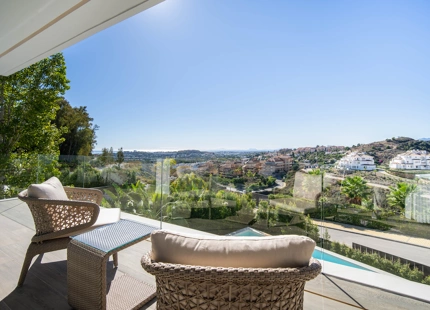 LUXURY VILLA IN NUEVA ANDALUCÍA WITH SPECTACULAR VIEWS