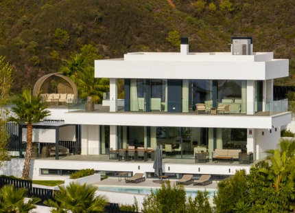 LUXURY VILLA IN NUEVA ANDALUCÍA WITH SPECTACULAR VIEWS