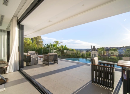LUXURY VILLA IN NUEVA ANDALUCÍA WITH SPECTACULAR VIEWS