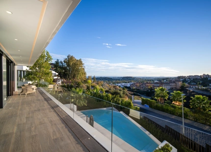 LUXURY VILLA IN NUEVA ANDALUCÍA WITH SPECTACULAR VIEWS