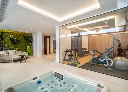 LUXURY VILLA IN NUEVA ANDALUCÍA WITH SPECTACULAR VIEWS