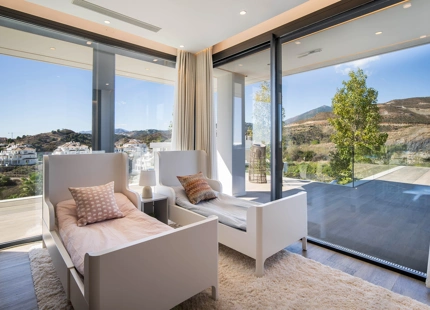 LUXURY VILLA IN NUEVA ANDALUCÍA WITH SPECTACULAR VIEWS