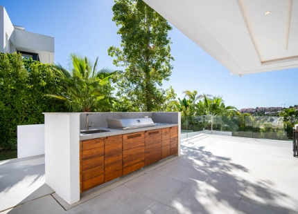 LUXURY VILLA IN NUEVA ANDALUCÍA WITH SPECTACULAR VIEWS