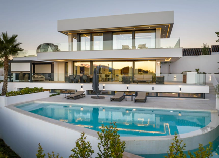 LUXURY VILLA IN NUEVA ANDALUCÍA WITH SPECTACULAR VIEWS