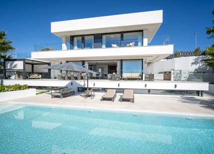LUXURY VILLA IN NUEVA ANDALUCÍA WITH SPECTACULAR VIEWS