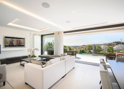 LUXURY VILLA IN NUEVA ANDALUCÍA WITH SPECTACULAR VIEWS