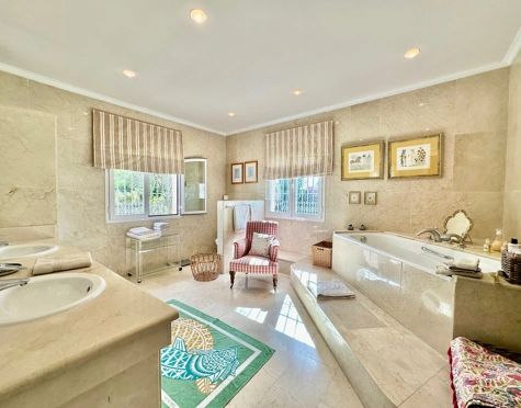 Mansion for sale in Fuente del Espanto, Benahavis