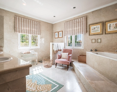 Mansion for sale in Fuente del Espanto, Benahavis