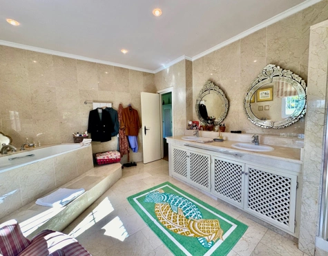 Mansion for sale in Fuente del Espanto, Benahavis