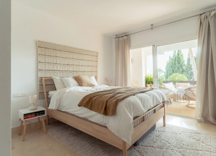 APARTAMENTO ELEGANTE EN UNA URBANIZACIÓN CERRADA EN NUEVA ANDALUCÍA