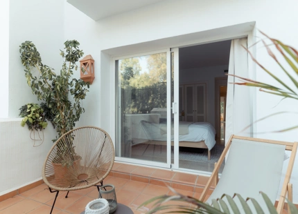 APARTAMENTO ELEGANTE EN UNA URBANIZACIÓN CERRADA EN NUEVA ANDALUCÍA