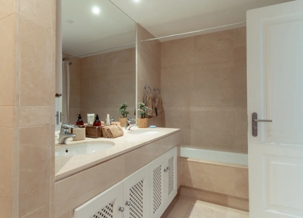 APARTAMENTO ELEGANTE EN UNA URBANIZACIÓN CERRADA EN NUEVA ANDALUCÍA
