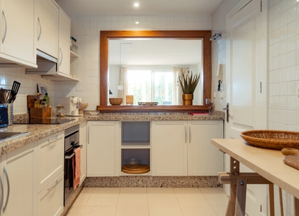 APARTAMENTO ELEGANTE EN UNA URBANIZACIÓN CERRADA EN NUEVA ANDALUCÍA