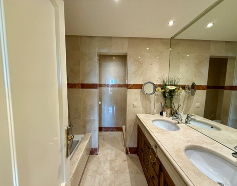 Ground Floor Apartment for sale in Menara Beach, Estepona East