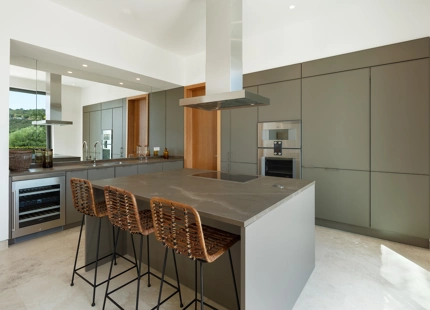 RESIDENCIA DE LUJO EN EL RESORT FINCA CORTESIN: UNA JOYA DE LA ARQUITECTURA MODERNA