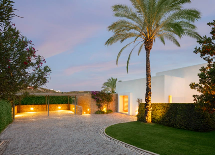 RESIDENCIA DE LUJO EN EL RESORT FINCA CORTESIN: UNA JOYA DE LA ARQUITECTURA MODERNA