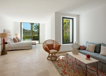 RESIDENCIA DE LUJO EN EL RESORT FINCA CORTESIN: UNA JOYA DE LA ARQUITECTURA MODERNA