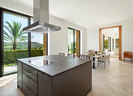 RESIDENCIA DE LUJO EN EL RESORT FINCA CORTESIN: UNA JOYA DE LA ARQUITECTURA MODERNA