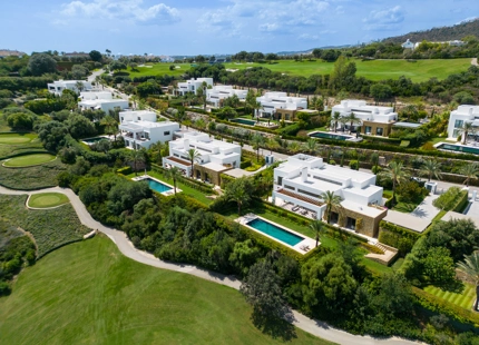 RESIDENCIA DE LUJO EN EL RESORT FINCA CORTESIN: UNA JOYA DE LA ARQUITECTURA MODERNA