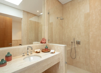 RESIDENCIA DE LUJO EN EL RESORT FINCA CORTESIN: UNA JOYA DE LA ARQUITECTURA MODERNA