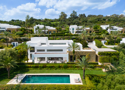 RESIDENCIA DE LUJO EN EL RESORT FINCA CORTESIN: UNA JOYA DE LA ARQUITECTURA MODERNA