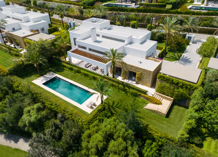 RESIDENCIA DE LUJO EN EL RESORT FINCA CORTESIN: UNA JOYA DE LA ARQUITECTURA MODERNA