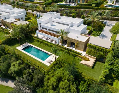 RESIDENCIA DE LUJO EN EL RESORT FINCA CORTESIN: UNA JOYA DE LA ARQUITECTURA MODERNA